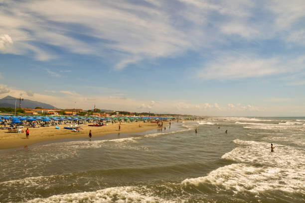 Spiaggia della Riviera Apuana con bagnanti