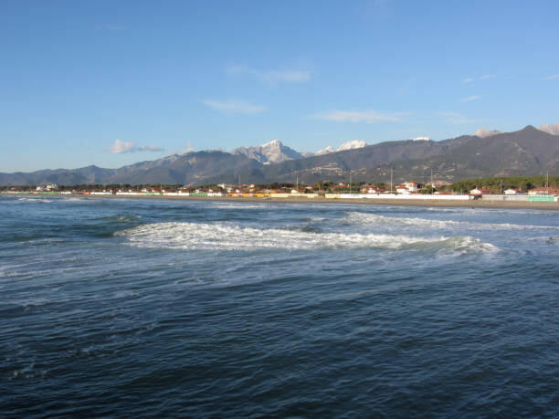 Costa della Riviera Apuana con le Alpi Apuane sullo sfondo, vicino a Cinquale